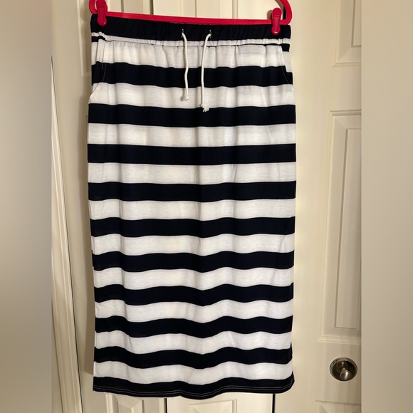 2 piece Skirt Set -Size 3X but runs small. More like a 1X. NEVER WORN - No Tags - Picture 3 of 4